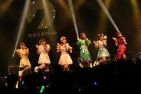 「クマリデパート6thワンマンライブおいでよ！こころのデパート『宇宙規模のアイを叫ぶ！-終わらない餅つき大会の後に-』」の様子。（Photo by Jumpei Yamada）