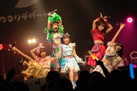 「クマリデパート6thワンマンライブおいでよ！こころのデパート『宇宙規模のアイを叫ぶ！-終わらない餅つき大会の後に-』」の様子。（Photo by Jumpei Yamada）