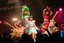 「クマリデパート6thワンマンライブおいでよ！こころのデパート『宇宙規模のアイを叫ぶ！-終わらない餅つき大会の後に-』」の様子。（Photo by Jumpei Yamada）