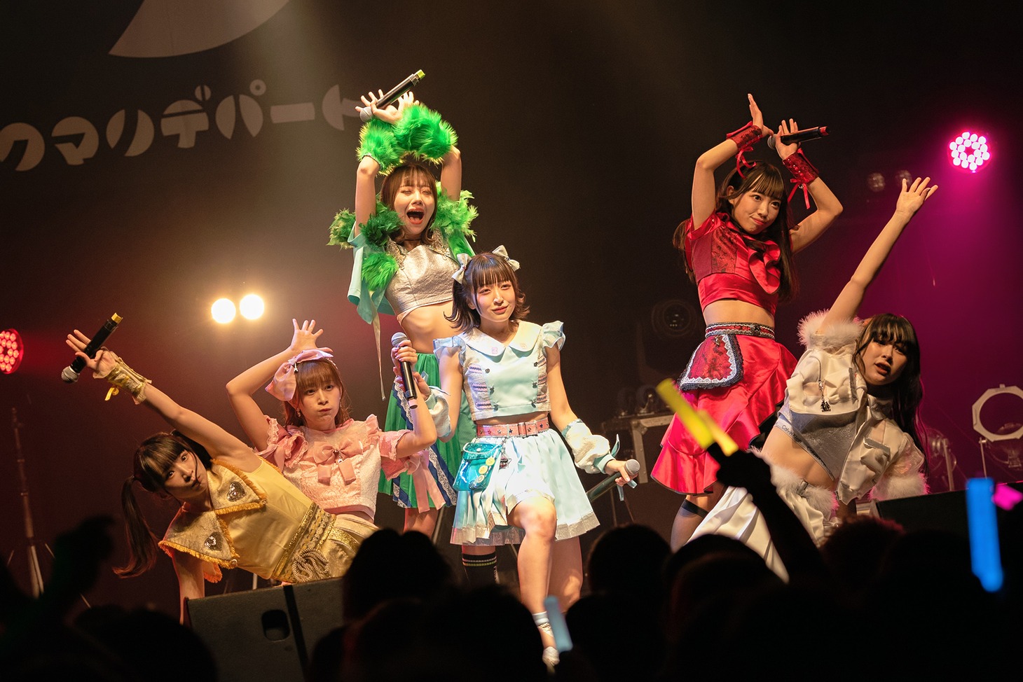 「クマリデパート6thワンマンライブおいでよ！こころのデパート『宇宙規模のアイを叫ぶ！-終わらない餅つき大会の後に-』」の様子。（Photo by Jumpei Yamada）