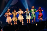 「クマリデパート6thワンマンライブおいでよ！こころのデパート『宇宙規模のアイを叫ぶ！-終わらない餅つき大会の後に-』」の様子。（Photo by Jumpei Yamada）