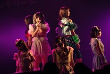 「クマリデパート6thワンマンライブおいでよ！こころのデパート『宇宙規模のアイを叫ぶ！-終わらない餅つき大会の後に-』」の様子。（Photo by Jumpei Yamada）