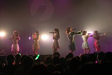 「クマリデパート6thワンマンライブおいでよ！こころのデパート『宇宙規模のアイを叫ぶ！-終わらない餅つき大会の後に-』」の様子。（Photo by Jumpei Yamada）