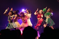 「クマリデパート6thワンマンライブおいでよ！こころのデパート『宇宙規模のアイを叫ぶ！-終わらない餅つき大会の後に-』」の様子。（Photo by Jumpei Yamada）