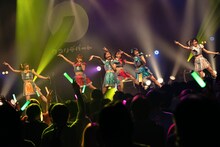 「クマリデパート6thワンマンライブおいでよ！こころのデパート『宇宙規模のアイを叫ぶ！-終わらない餅つき大会の後に-』」の様子。（Photo by Jumpei Yamada）