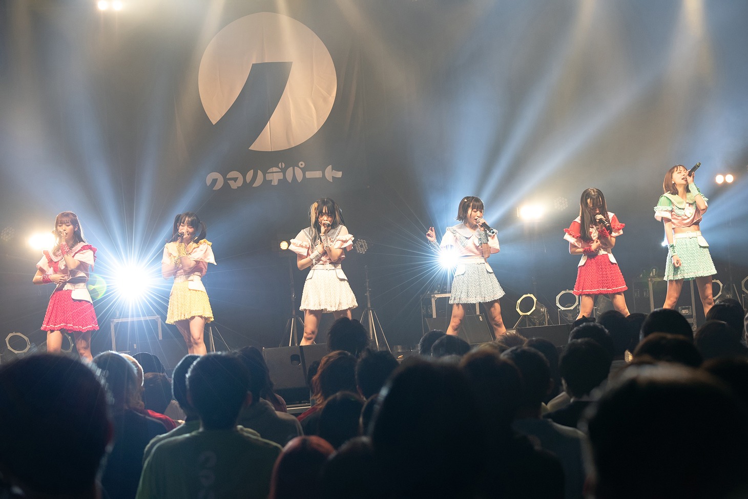 「クマリデパート6thワンマンライブおいでよ！こころのデパート『宇宙規模のアイを叫ぶ！-終わらない餅つき大会の後に-』」の様子。（Photo by Jumpei Yamada）