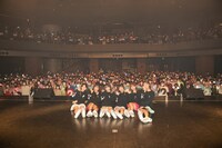 「クマリデパート6thワンマンライブおいでよ！こころのデパート『宇宙規模のアイを叫ぶ！-終わらない餅つき大会の後に-』」で撮影された記念写真。（Photo by Jumpei Yamada）