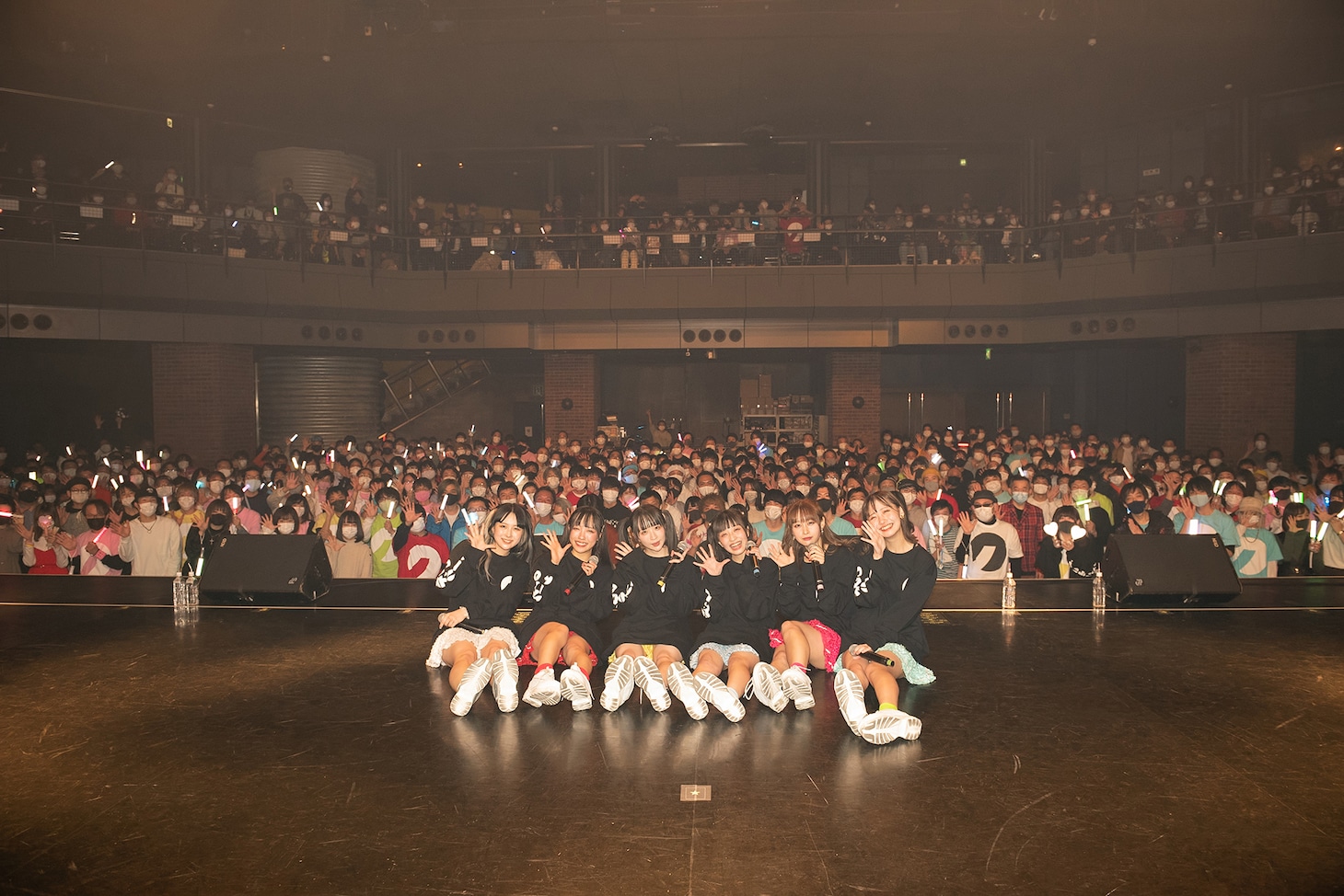 「クマリデパート6thワンマンライブおいでよ！こころのデパート『宇宙規模のアイを叫ぶ！-終わらない餅つき大会の後に-』」で撮影された記念写真。（Photo by Jumpei Yamada）