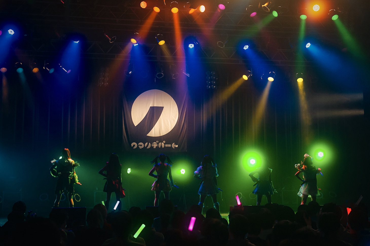 「クマリデパート6thワンマンライブおいでよ！こころのデパート『宇宙規模のアイを叫ぶ！-終わらない餅つき大会の後に-』」の様子。（Photo by Jumpei Yamada）