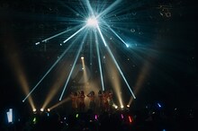 「クマリデパート6thワンマンライブおいでよ！こころのデパート『宇宙規模のアイを叫ぶ！-終わらない餅つき大会の後に-』」の様子。（Photo by Jumpei Yamada）