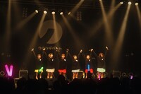 「クマリデパート6thワンマンライブおいでよ！こころのデパート『宇宙規模のアイを叫ぶ！-終わらない餅つき大会の後に-』」の様子。（Photo by Jumpei Yamada）