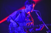 三原康司（B, Vo）（撮影：渡邉一生）