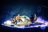 「うわさのケムリの女の子」演奏中の様子。（撮影：森好弘）