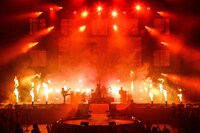 「まちがいさがしの国」演奏中の様子。（撮影：森好弘）