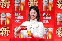 本麒麟をグラスに注ぐ玉井詩織。