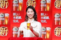 本麒麟をグラスに注いだ玉井詩織。