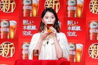 本麒麟を飲む玉井詩織。