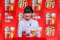 本麒麟をグラスに注いだ高城れに。