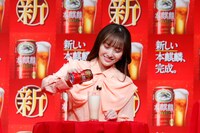 本麒麟をグラスに注ぐ百田夏菜子。