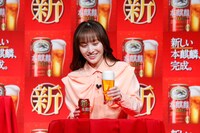 本麒麟をグラスに注いだ百田夏菜子。