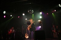 「影山ヒロノブ 2021年ソロアコギの旅 配信バースデー編」の様子。