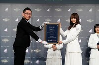 任命状を受け取る菅井友香。