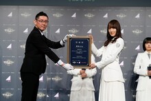 任命状を受け取る菅井友香。