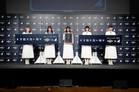 左から小池美波、菅井友香、田村保乃、藤吉夏鈴、山崎天。