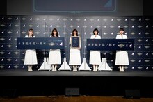 左から小池美波、菅井友香、田村保乃、藤吉夏鈴、山崎天。