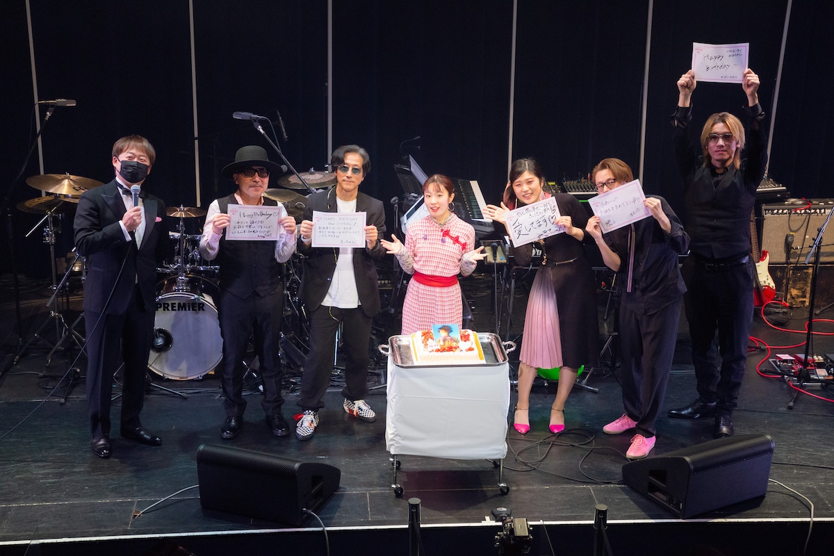 降幡愛がビルボードでバースデーライブ、六本木の夜景バックに歌唱