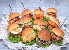 THE BOYZがプロデュースした11種類のハンバーガー。