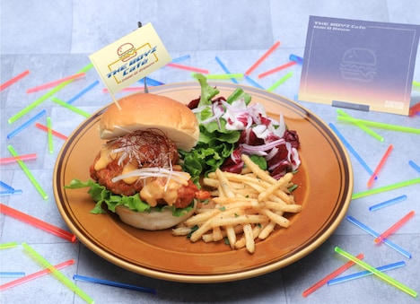 SANGYEONプロデュースのヤンニョムチキンチーズバーガーのプレート。