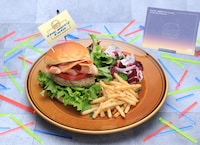 JACOBプロデュースのBLTバーガーのプレート。