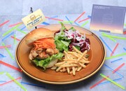 YOUNGHOONプロデュースのバーベキューチキンバーガーのプレート。