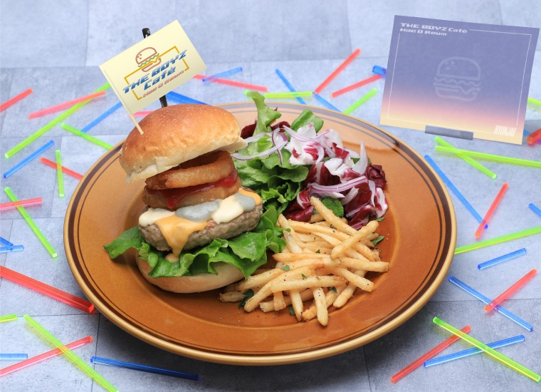 HYUNJAEプロデュースの3種のチーズバーガーのプレート。