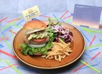 JUYEONプロデュースのアボカドバーガーのプレート。
