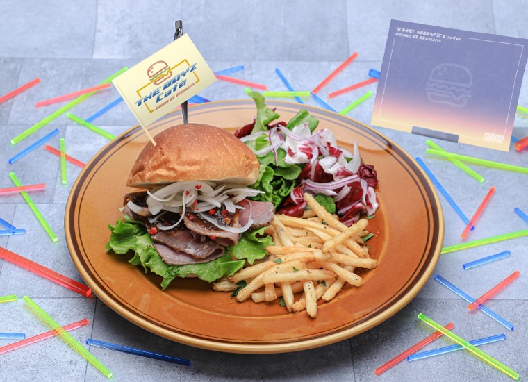 SUNWOOプロデュースのローストビーフバーガーのプレート。
