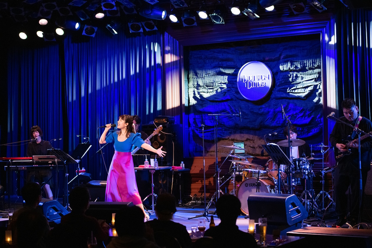 脇田もなり26歳バースデーライブ、1年ぶり有観客ライブで“赤”と“青”2つの表情