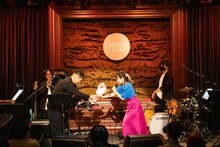 ラブアンリミテッドしまだん（左）から花束を受け取る脇田もなり（右）。