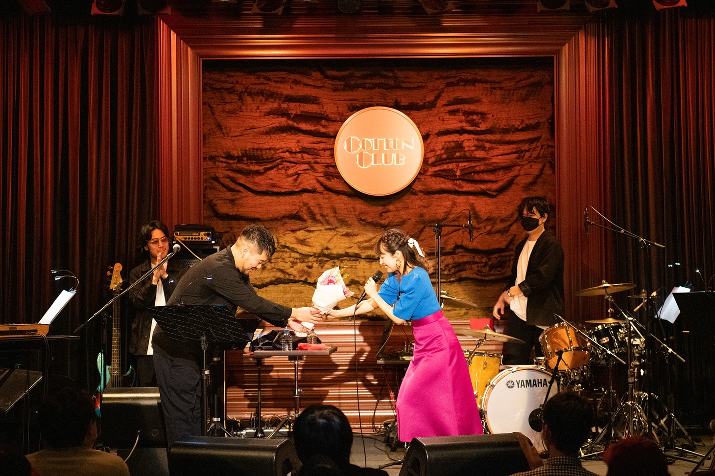 ラブアンリミテッドしまだん（左）から花束を受け取る脇田もなり（右）。