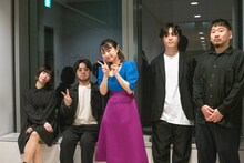 終演直後の脇田もなり（中央）とバンドメンバー。