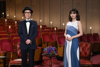 左からNHK BSプレミアム、BS8K「The Covers 春フェス 2021『Acoustic LIVE シアター』」MCのリリー・フランキー、池田エライザ。（写真提供：NHK）