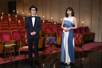左からNHK BSプレミアム、BS8K「The Covers 春フェス 2021『Acoustic LIVE シアター』」MCのリリー・フランキー、池田エライザ。（写真提供：NHK）