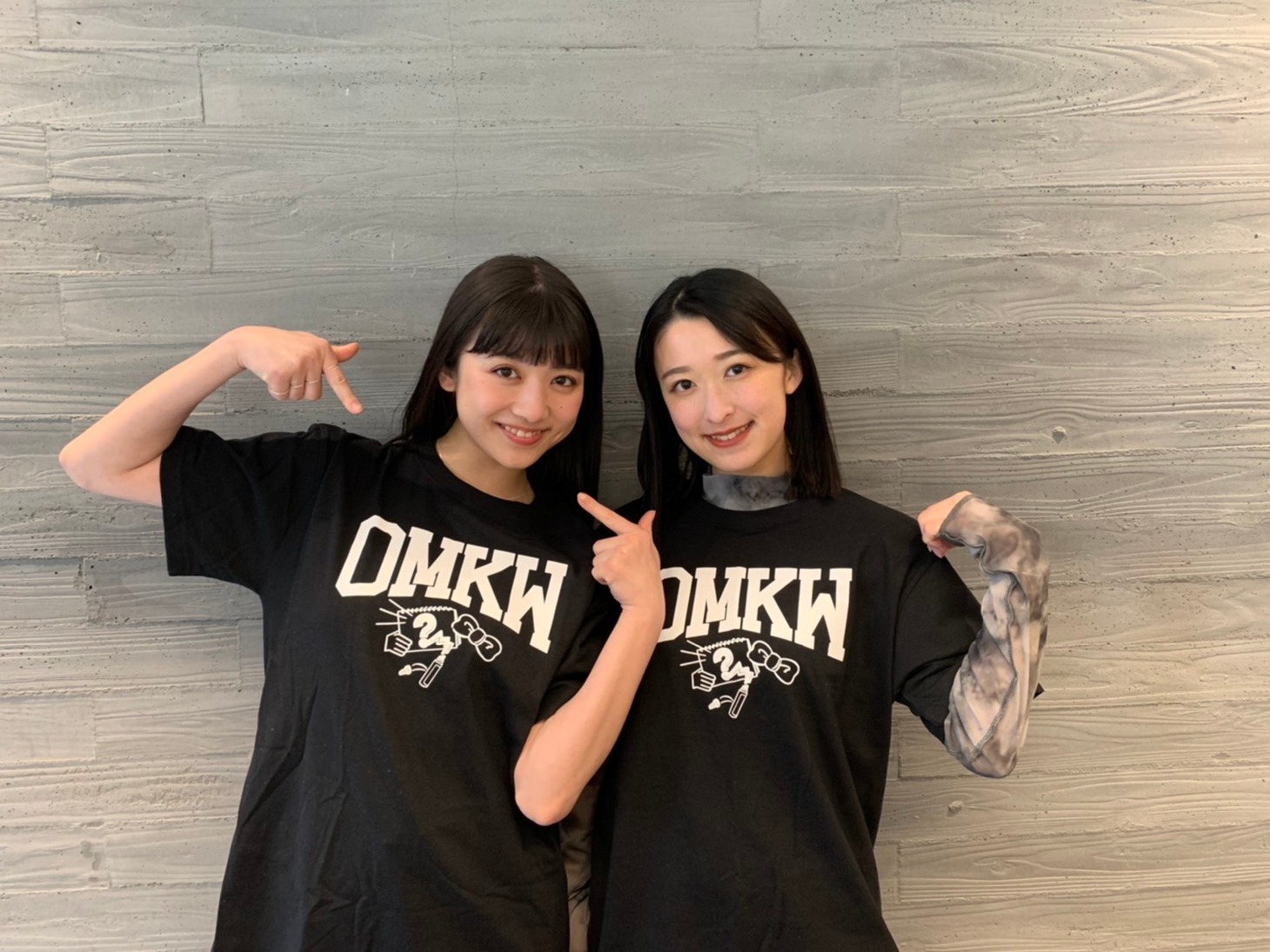 「ライブナタリー Presents『おもカワ ～アイドル大喜利タッグトーナメント～』」を着用した東京女子流の新井ひとみ、中江友梨。