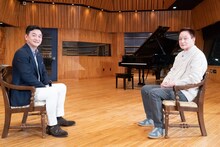 左から阿部渉アナウンサー、小田和正。（提供：NHK）