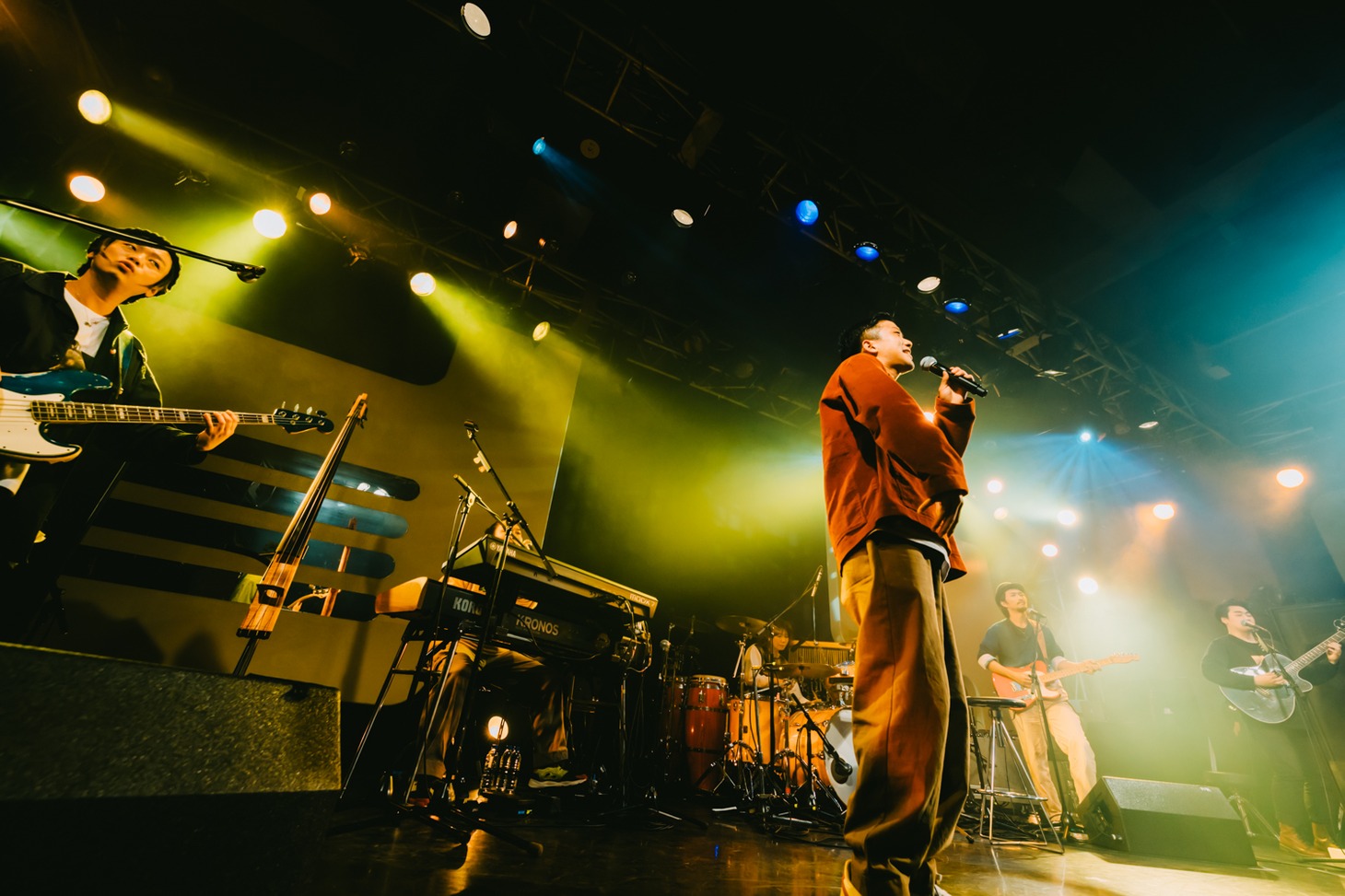 「瑛人 1stアルバム『すっからかん』発売記念ライブツアー ～トゥゲザーすっからかん～」東京公演の様子。（撮影：勝永裕介）