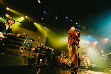 「瑛人 1stアルバム『すっからかん』発売記念ライブツアー ～トゥゲザーすっからかん～」東京公演の様子。（撮影：勝永裕介）