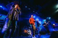 HOTDOGSを迎えたパフォーマンスの様子。（撮影：勝永裕介）