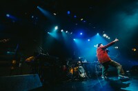 「瑛人 1stアルバム『すっからかん』発売記念ライブツアー ～トゥゲザーすっからかん～」東京公演の様子。（撮影：勝永裕介）