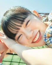 坂井仁香が選ぶ1st写真集「First Love」の“最強の彼女感”カット。（撮影：熊木優）